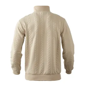 Detailansicht der Rückseite eines beigefarbenen Zopfstrickpullovers mit Retro-Stehkragen
