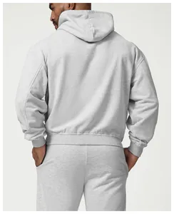 Vista trasera de una sudadera con capucha deportiva gris y pantalón de chándal hombre.