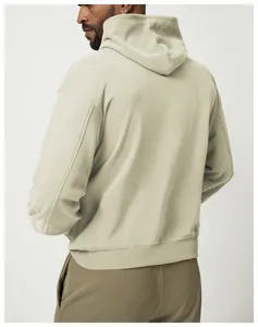 Vista trasera detallada de una sudadera con capucha beige de diseño moderno