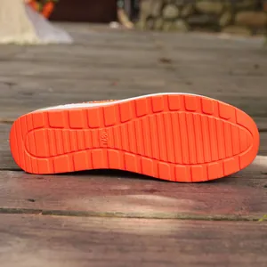 Vista dettagliata della suola in gomma arancione antiscivolo per sneakers donna