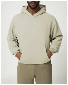 Vista detallada de una sudadera con capucha oversize verde salvia con bolsillo de canguro