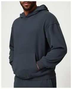 Vista detallada de una sudadera con capucha oversize gris oscuro para hombre en algodón