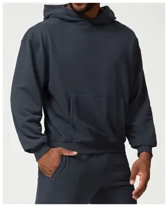 Primer plano de sudadera con capucha oversize de algodón pesado con bolsillo tipo canguro