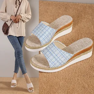 Sandales à semelles compensées pour femmes avec bride en tweed et semelle plateforme.