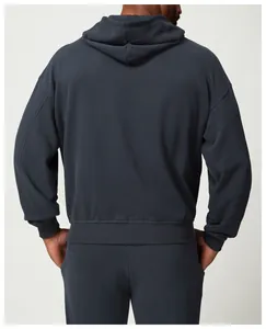 Vista trasera detallada de una sudadera con capucha gris marengo con puños acanalados