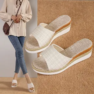 Sandales compensées beiges pour femmes avec tige en tissu texturé et semelle blanche