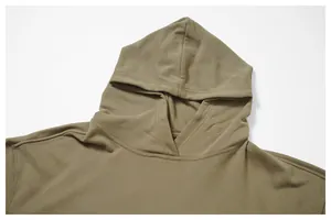 Primer plano detallado de la capucha y el cuello de una sudadera deportiva caqui