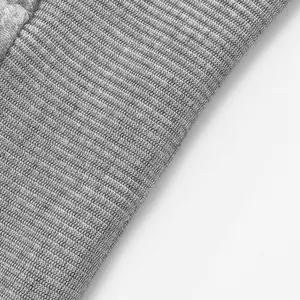 Nahaufnahme der grauen schweren Rippstrick-Stofftextur an diesem Detail des Sweatshirts