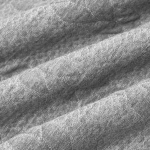 Detaillierte Nahaufnahme von schwerem grauen Jacquard-Strickstoff mit feiner Textur