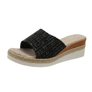 Vue détaillée des mules compensées en tweed noir pour femmes avec semelle en corde tressée
