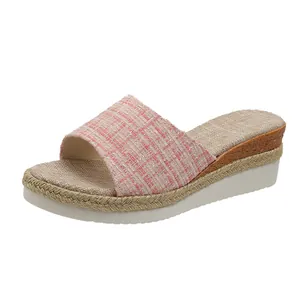 Sandales compensées à plateforme en tweed rose pour femmes avec bout ouvert et détails tressés