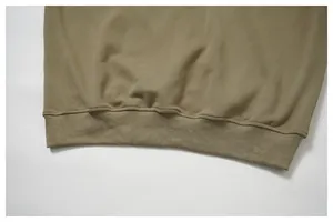 Primer plano del dobladillo acanalado de calidad en una sudadera deportiva verde oliva