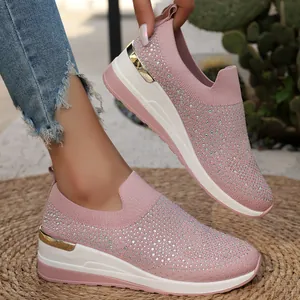 Primo piano delle sneakers rosa con strass da donna con suola spessa e zeppa platform