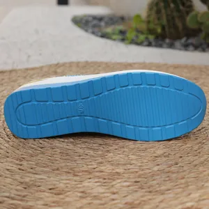 Vista dettagliata della suola in gomma antiscivolo blu per scarpe casual con zeppa donna