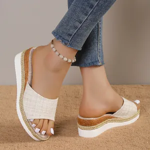 Vue détaillée des mules à talons compensés beiges pour femmes avec lanières texturées