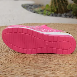 Dettaglio della suola delle sneaker rosa da donna con trama antiscivolo e misura