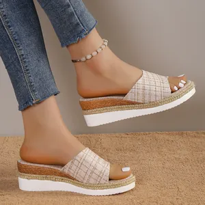 Vue latérale détaillée de mules à semelles compensées en tweed pour femmes