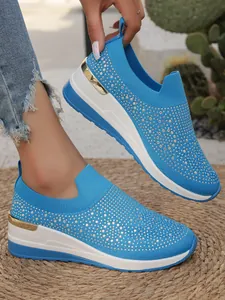 Scarpe da ginnastica blu con zeppa e strass da donna, design slip-on alla moda