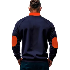 Achteraanzicht van donkerblauwe fleece sweater met oranje elleboogstukken