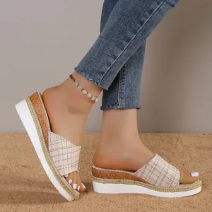 Vue détaillée de sandales compensées en tweed pour femmes avec semelles blanches et bords tressés