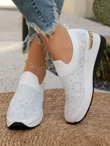 Vista dettagliata di eleganti sneaker bianche con zeppa e strass per donne alla moda