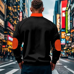 Achteraanzicht zwarte sweatshirt met opstaande kraag en oranje elleboogstukken