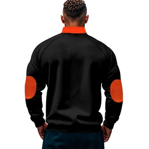 Achteraanzicht van een zwart en oranje kleurblok sweatshirt met opstaande kraag