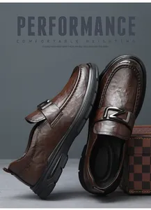 Gros plan détaillé de mocassins pour hommes en cuir marron avec boucle métallique et semelle