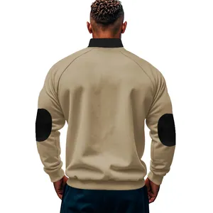 Achteraanzicht van een kaki zware sweatshirt met zwarte elleboogstukken en opstaande kraag
