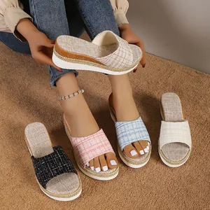 Sandales à talons compensés pour femmes en plusieurs couleurs avec tissu texturé et plateau.