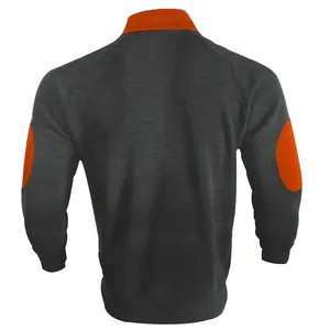 Gedetailleerd achteraanzicht van een grijs sweatshirt met oranje elleboogstukken
