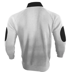 Achteraanzicht van een grijs fleece sweatshirt met zwarte elleboogstukken en kraag