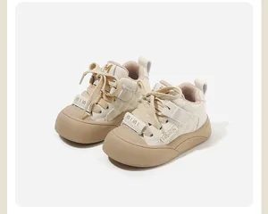 Vista dettagliata di scarpe primi passi trapuntate per neonati con cinturini beige morbidi