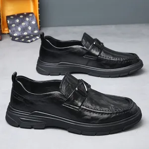 Mocassins classiques en cuir noir pour hommes avec boucle métallique élégante