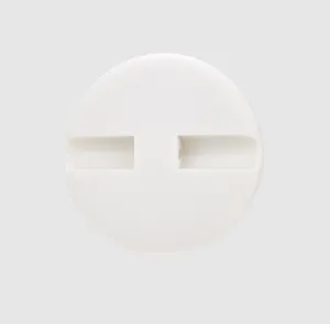 Detailaufnahme eines weißen minimalistischen japanischen Käse-Stil Zierknopfes