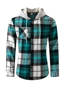 Detalle de camisa de franela a cuadros verde azulado y blanco con capucha y cordón.