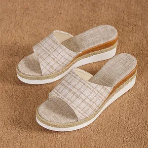 Vue détaillée des mules compensées pour femmes avec texture en lin et semelle épaisse