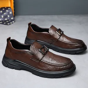 Mocassins pour hommes en cuir marron avec boucle métallique et semelle en caoutchouc