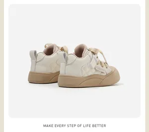 Primo piano di scarpe primi passi beige per neonati con dettagli trapuntati e suola