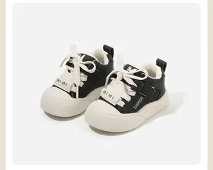 Dettaglio ravvicinato di sneaker per bambini in nero e beige con punta rinforzata