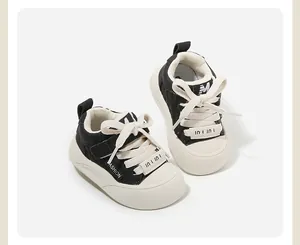 Scarpe da passeggio per bambini casual bianche e nere con un design sportivo chic