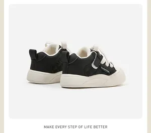 Vista posteriore di scarpe da camminata per bambini nere e crema con design trapuntato