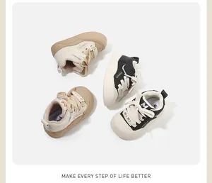 Vista dettagliata di eleganti scarpe sportive per bambini in beige e nero con suole morbide