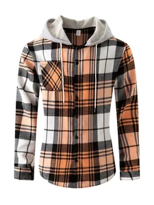 Detalle de camisa de franela a cuadros naranja y negro para hombre con capucha gris informal
