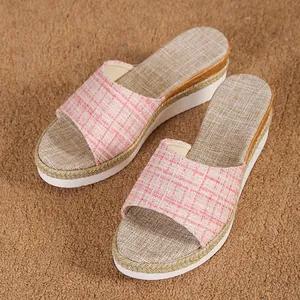 Vue détaillée de sandales compensées à plateforme en tweed rose avec bordure tressée