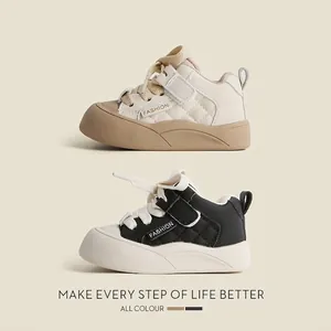 Scarpe sportive comode per bambini piccoli in beige e nero per bambini e bambine