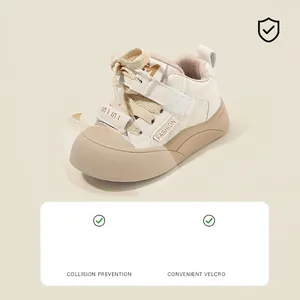 Sneaker beige per bambini con punta anti-collisione e chiusura in velcro