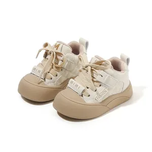 Scarpe sportive beige per neonati con punta anti-collisione per bambini e bambine