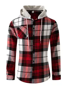 Vista detallada de una camisa de franela a cuadros roja y negra para hombre con capucha.