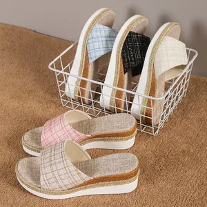 Vue détaillée des mules compensées en tweed pour femmes avec bordure tressée élégante